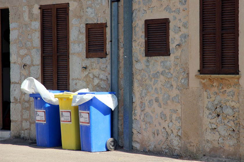 EL ARCOÍRIS DE LOS CONTENEDORES DE RECICLAJE