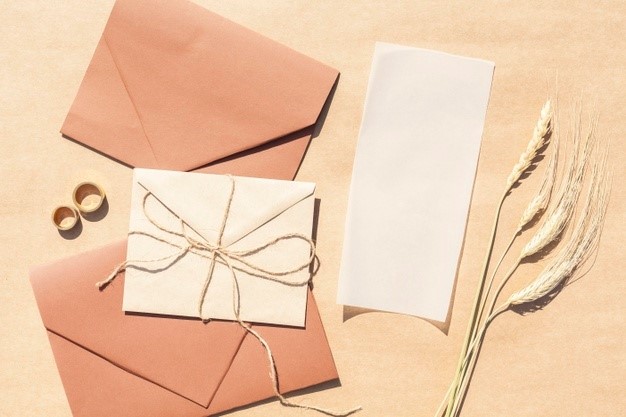 Invitaciones de boda con papel kraft: ¡tendencia total!